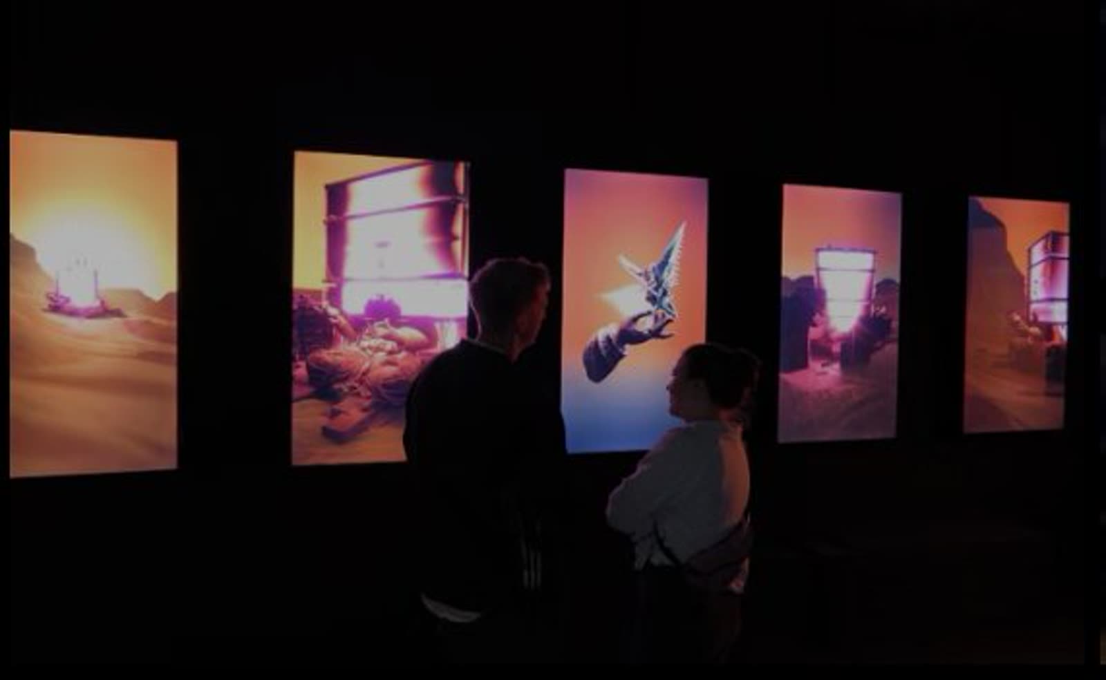 P61 Gallery — Hauptraum mit mehreren LED-Wänden und digitaler Kunstausstellung